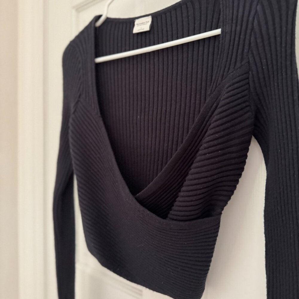 A&F Soft Collection Black Knit Cropped V-Neck Sweater (S)